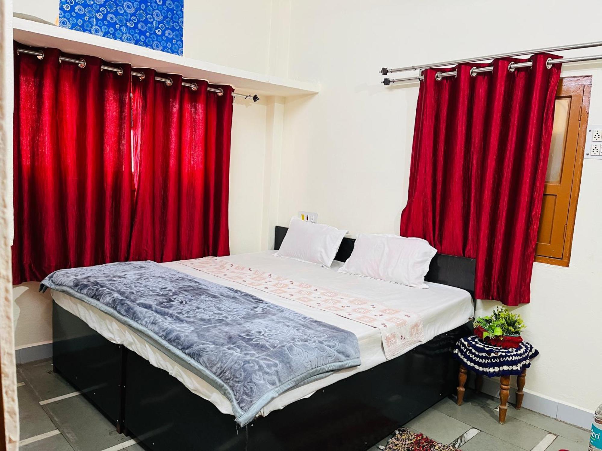 Tiwari G Home Stay Удджайн Экстерьер фото