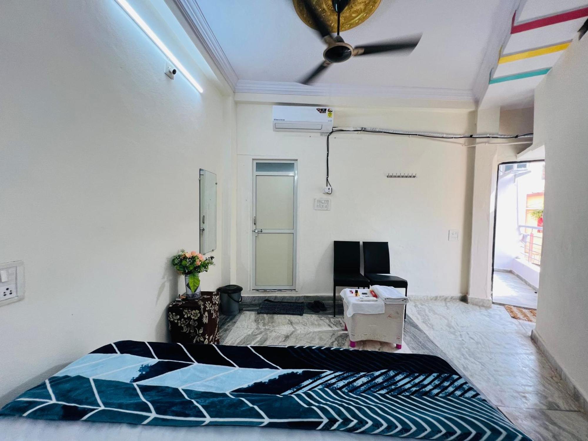 Tiwari G Home Stay Удджайн Экстерьер фото