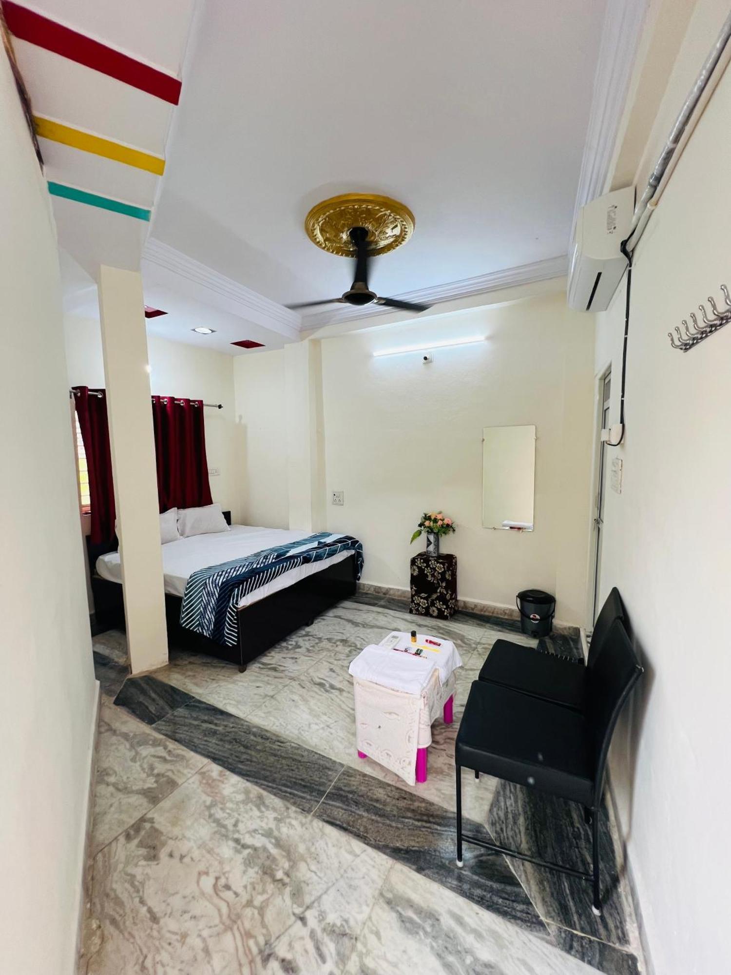 Tiwari G Home Stay Удджайн Экстерьер фото