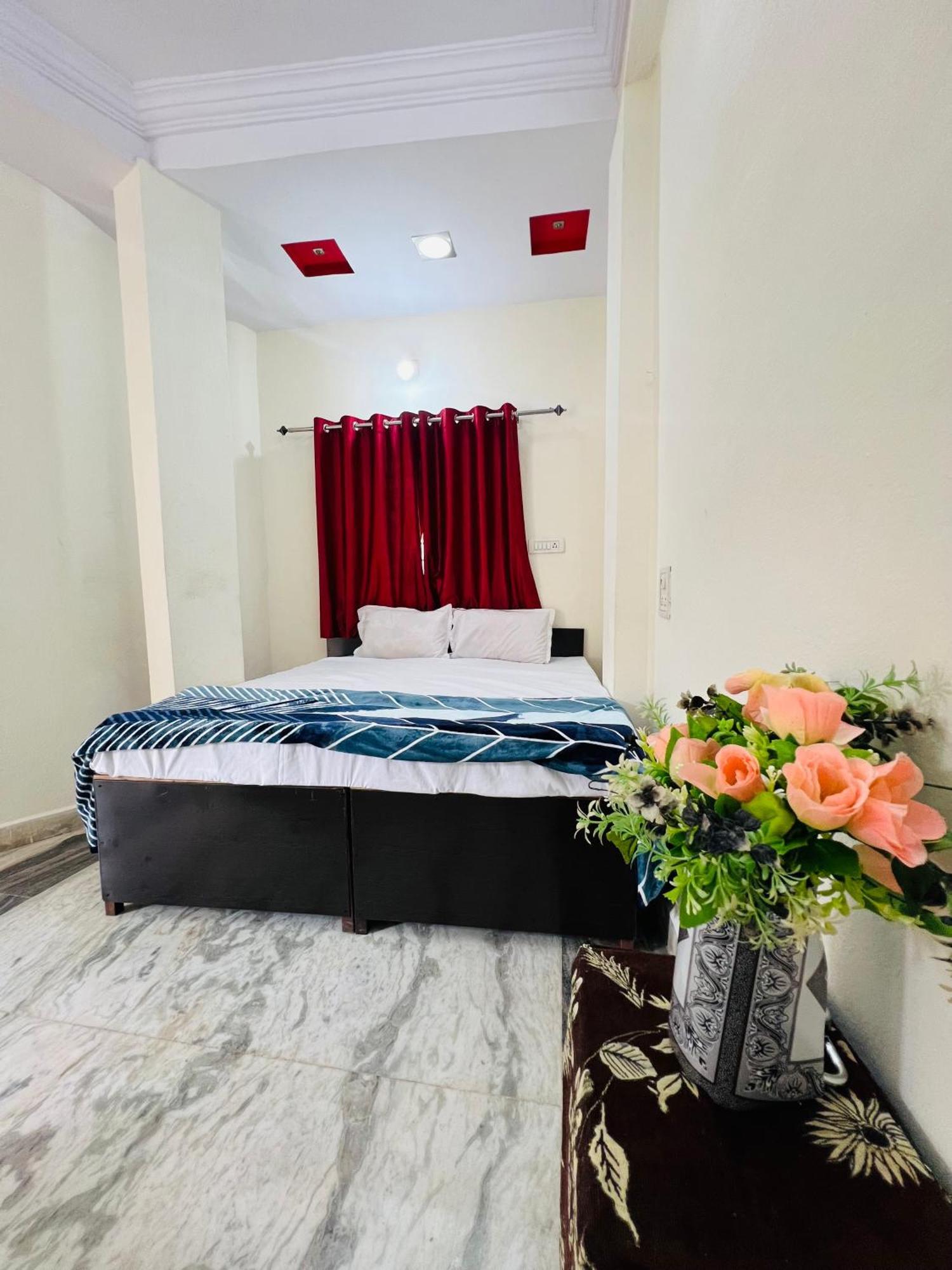 Tiwari G Home Stay Удджайн Экстерьер фото